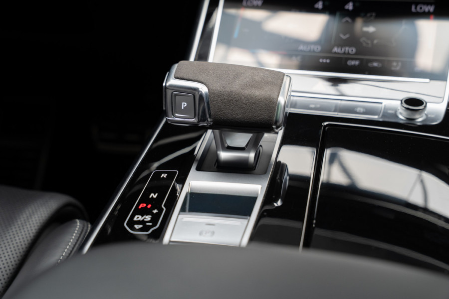 Audi RS Q8 4.0 TFSI B&O Ceramic HUD Massage Carbon Softclose Nachtzicht ACC Keyless 360 Camera Stoelventilatie Elektr. achterklep Memory seats Elektr. trekhaak Navi Niveauregeling PDC Stoelverwarming LM velgen