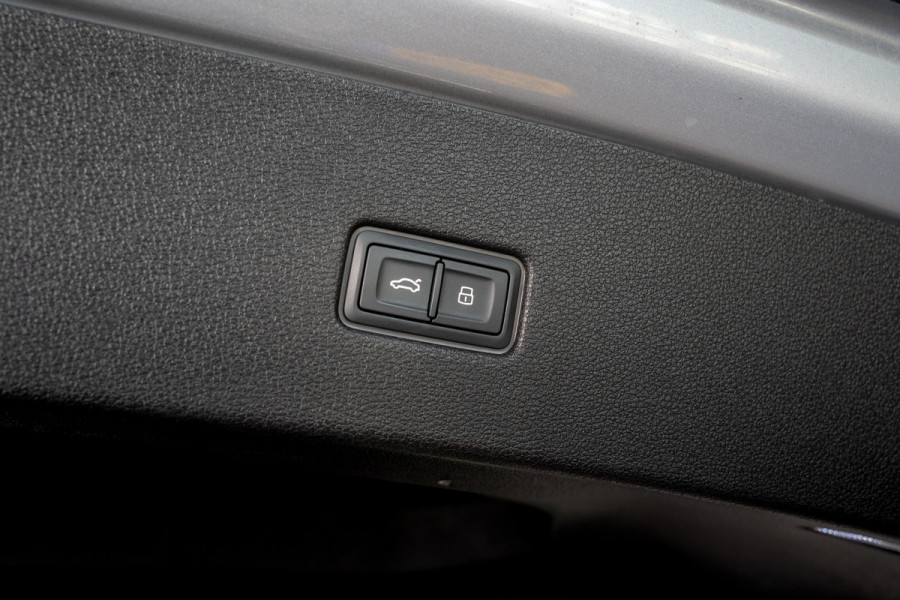 Audi RS Q8 4.0 TFSI B&O Ceramic HUD Massage Carbon Softclose Nachtzicht ACC Keyless 360 Camera Stoelventilatie Elektr. achterklep Memory seats Elektr. trekhaak Navi Niveauregeling PDC Stoelverwarming LM velgen