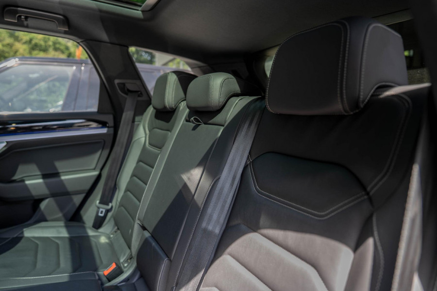 Volkswagen Touareg 3.0 TSi 4MOTION R | Panorama| Dynaudio | 360 Camera | Nachtzicht | Trekhaak | HUD