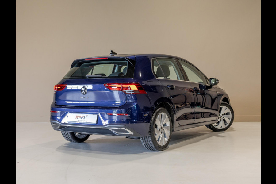 Volkswagen Golf 1.5 eTSI R-Line Business+ 150pk / Dodehoek detectie / Elektrisch verstelbare stoelen met geheugen / Achteruitrijcamera / Stoelverwarming / Apple carplay /