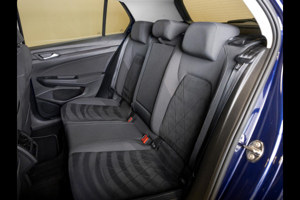 Volkswagen Golf 1.5 eTSI R-Line Business+ 150pk / Dodehoek detectie / Elektrisch verstelbare stoelen met geheugen / Achteruitrijcamera / Stoelverwarming / Apple carplay /
