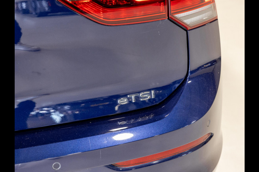 Volkswagen Golf 1.5 eTSI R-Line Business+ 150pk / Dodehoek detectie / Elektrisch verstelbare stoelen met geheugen / Achteruitrijcamera / Stoelverwarming / Apple carplay /