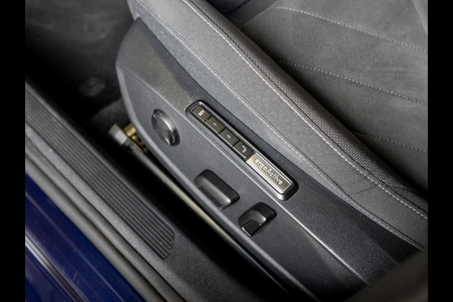 Volkswagen Golf 1.5 eTSI R-Line Business+ 150pk / Dodehoek detectie / Elektrisch verstelbare stoelen met geheugen / Achteruitrijcamera / Stoelverwarming / Apple carplay /