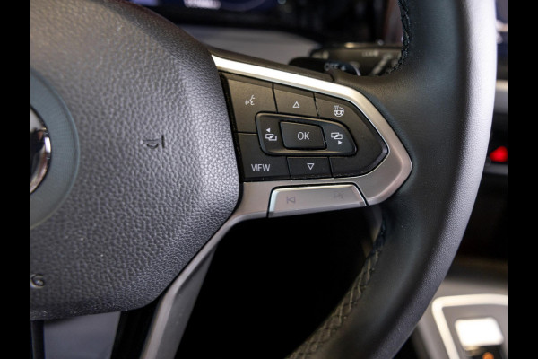 Volkswagen Golf 1.5 eTSI R-Line Business+ 150pk / Dodehoek detectie / Elektrisch verstelbare stoelen met geheugen / Achteruitrijcamera / Stoelverwarming / Apple carplay /