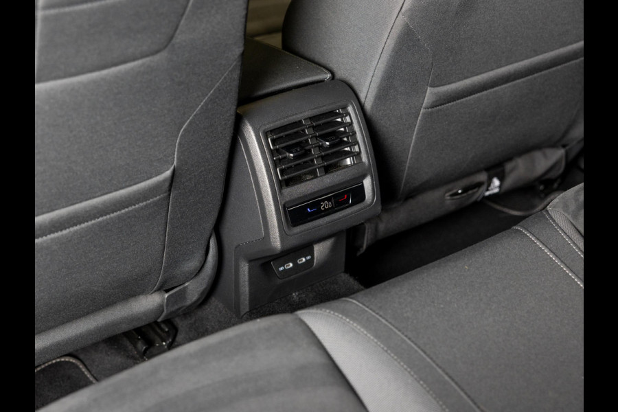 Volkswagen Golf 1.5 eTSI R-Line Business+ 150pk / Dodehoek detectie / Elektrisch verstelbare stoelen met geheugen / Achteruitrijcamera / Stoelverwarming / Apple carplay /
