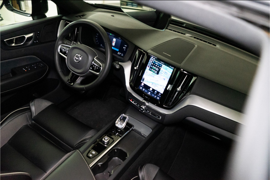 Volvo XC60 2.0 T6 Plug-in hybrid AWD Plus Dark Long Range 350PK | Harman/Kardon | Sportstoelen | LED | Pano | 12 MND Garantie
