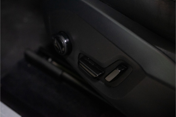 Volvo XC60 2.0 T6 Plug-in hybrid AWD Plus Dark Long Range 350PK | Harman/Kardon | Sportstoelen | LED | Pano | 12 MND Garantie