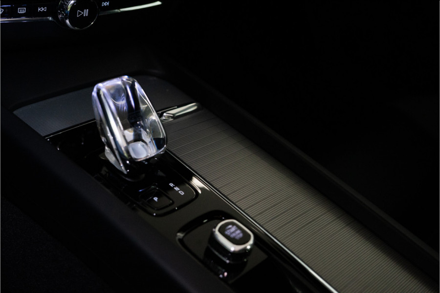 Volvo XC60 2.0 T6 Plug-in hybrid AWD Plus Dark Long Range 350PK | Harman/Kardon | Sportstoelen | LED | Pano | 12 MND Garantie