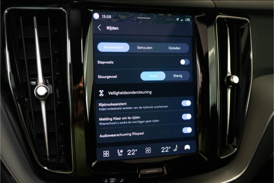 Volvo XC60 2.0 T6 Plug-in hybrid AWD Plus Dark Long Range 350PK | Harman/Kardon | Sportstoelen | LED | Pano | 12 MND Garantie