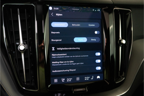 Volvo XC60 2.0 T6 Plug-in hybrid AWD Plus Dark Long Range 350PK | Harman/Kardon | Sportstoelen | LED | Pano | 12 MND Garantie