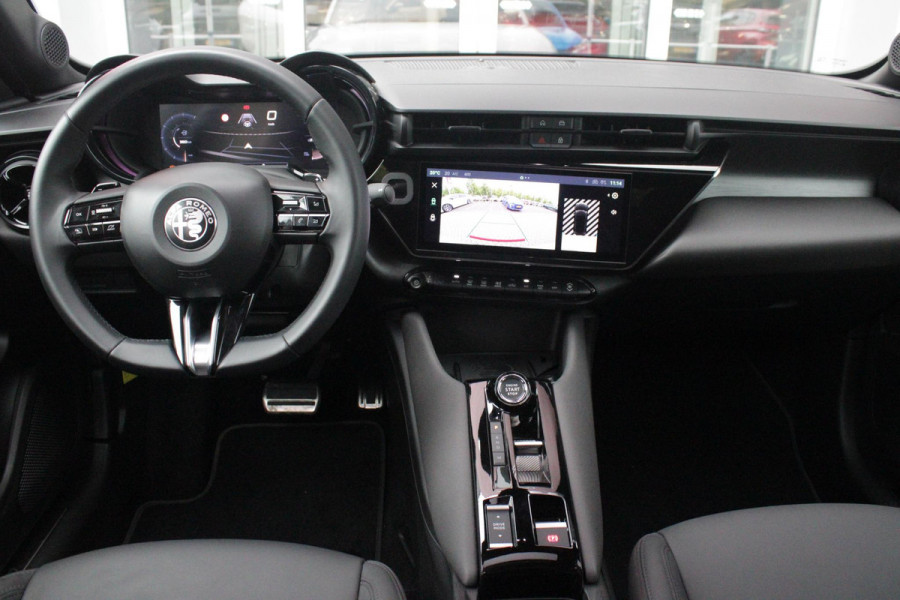 Alfa Romeo junior 1.2 145PK AUTOMAAT Hybrid IBRIDA SPECIALE | PANORAMA SCHUIF/KANTEL DAK | AFNEEMBARE TREKHAAK | TECHNO PACK: LED MATRIX KOPLAMPEN/AUTOMATISCH DIMMENDE BINNENSPIEGEL/DRAADLOZE TELEFOONLADER/ELEKTRISCH VERSTELBARE EN VERWARMBARE ZIJSPIEGELS MET DODEHOEK DETECTIE, ELEKTRISCH INKLAPBAAR/NAVIGATIE/HANDS-FREE ACHTERKLEP/KEYLESS ENTRY/USB TYPE C/ADAPTIVE CRUISE CONTROL MET LANE CENTERING EN FILE-ASSISTENT/ACHTERUITRIJ CAMERA MET DYNAMISCHE RIJLIJNEN/AUDIOSYSTEEM MET 6 SPEAKERS | PREMIUM PACK: "SPIGA" STOFFEN/ECOLEDER BEKLEDING MET RODE ACCENTEN - 6-VOUDIG ELEKTRISCH VERSTELBAR