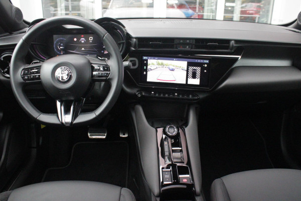 Alfa Romeo junior 1.2 145PK AUTOMAAT Hybrid IBRIDA SPECIALE | PANORAMA SCHUIF/KANTEL DAK | AFNEEMBARE TREKHAAK | TECHNO PACK: LED MATRIX KOPLAMPEN/AUTOMATISCH DIMMENDE BINNENSPIEGEL/DRAADLOZE TELEFOONLADER/ELEKTRISCH VERSTELBARE EN VERWARMBARE ZIJSPIEGELS MET DODEHOEK DETECTIE, ELEKTRISCH INKLAPBAAR/NAVIGATIE/HANDS-FREE ACHTERKLEP/KEYLESS ENTRY/USB TYPE C/ADAPTIVE CRUISE CONTROL MET LANE CENTERING EN FILE-ASSISTENT/ACHTERUITRIJ CAMERA MET DYNAMISCHE RIJLIJNEN/AUDIOSYSTEEM MET 6 SPEAKERS | PREMIUM PACK: "SPIGA" STOFFEN/ECOLEDER BEKLEDING MET RODE ACCENTEN - 6-VOUDIG ELEKTRISCH VERSTELBAR