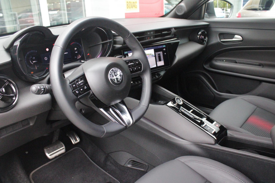 Alfa Romeo junior 1.2 145PK AUTOMAAT Hybrid IBRIDA SPECIALE | PANORAMA SCHUIF/KANTEL DAK | AFNEEMBARE TREKHAAK | TECHNO PACK: LED MATRIX KOPLAMPEN/AUTOMATISCH DIMMENDE BINNENSPIEGEL/DRAADLOZE TELEFOONLADER/ELEKTRISCH VERSTELBARE EN VERWARMBARE ZIJSPIEGELS MET DODEHOEK DETECTIE, ELEKTRISCH INKLAPBAAR/NAVIGATIE/HANDS-FREE ACHTERKLEP/KEYLESS ENTRY/USB TYPE C/ADAPTIVE CRUISE CONTROL MET LANE CENTERING EN FILE-ASSISTENT/ACHTERUITRIJ CAMERA MET DYNAMISCHE RIJLIJNEN/AUDIOSYSTEEM MET 6 SPEAKERS | PREMIUM PACK: "SPIGA" STOFFEN/ECOLEDER BEKLEDING MET RODE ACCENTEN - 6-VOUDIG ELEKTRISCH VERSTELBAR