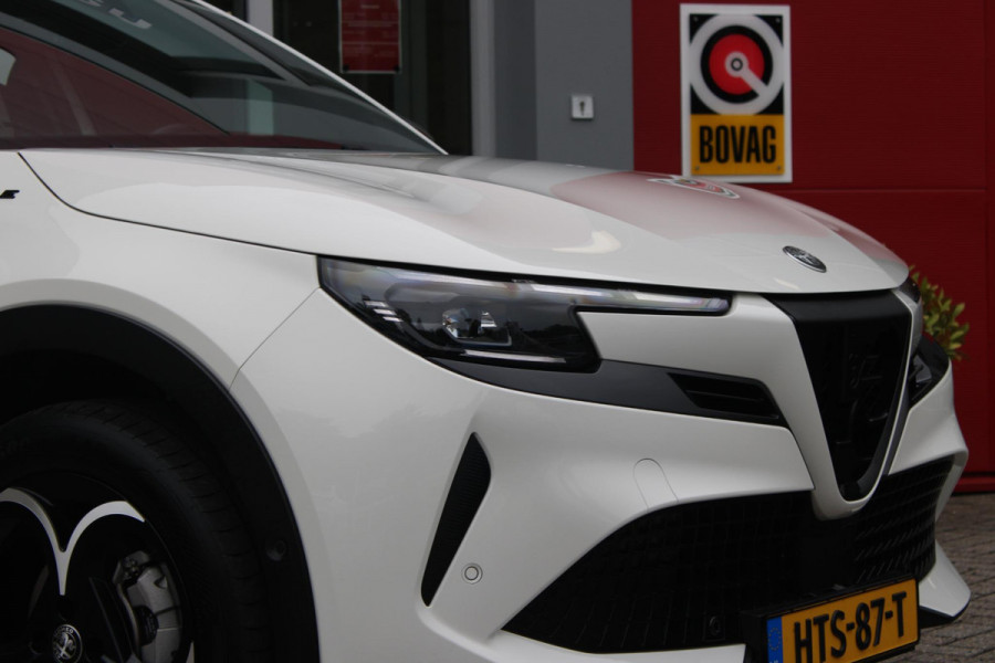 Alfa Romeo junior 1.2 145PK AUTOMAAT Hybrid IBRIDA SPECIALE | PANORAMA SCHUIF/KANTEL DAK | AFNEEMBARE TREKHAAK | TECHNO PACK: LED MATRIX KOPLAMPEN/AUTOMATISCH DIMMENDE BINNENSPIEGEL/DRAADLOZE TELEFOONLADER/ELEKTRISCH VERSTELBARE EN VERWARMBARE ZIJSPIEGELS MET DODEHOEK DETECTIE, ELEKTRISCH INKLAPBAAR/NAVIGATIE/HANDS-FREE ACHTERKLEP/KEYLESS ENTRY/USB TYPE C/ADAPTIVE CRUISE CONTROL MET LANE CENTERING EN FILE-ASSISTENT/ACHTERUITRIJ CAMERA MET DYNAMISCHE RIJLIJNEN/AUDIOSYSTEEM MET 6 SPEAKERS | PREMIUM PACK: "SPIGA" STOFFEN/ECOLEDER BEKLEDING MET RODE ACCENTEN - 6-VOUDIG ELEKTRISCH VERSTELBAR