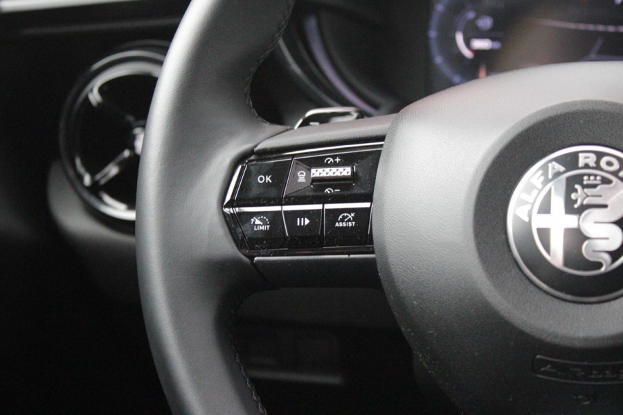 Alfa Romeo junior 1.2 145PK AUTOMAAT Hybrid IBRIDA SPECIALE | PANORAMA SCHUIF/KANTEL DAK | AFNEEMBARE TREKHAAK | TECHNO PACK: LED MATRIX KOPLAMPEN/AUTOMATISCH DIMMENDE BINNENSPIEGEL/DRAADLOZE TELEFOONLADER/ELEKTRISCH VERSTELBARE EN VERWARMBARE ZIJSPIEGELS MET DODEHOEK DETECTIE, ELEKTRISCH INKLAPBAAR/NAVIGATIE/HANDS-FREE ACHTERKLEP/KEYLESS ENTRY/USB TYPE C/ADAPTIVE CRUISE CONTROL MET LANE CENTERING EN FILE-ASSISTENT/ACHTERUITRIJ CAMERA MET DYNAMISCHE RIJLIJNEN/AUDIOSYSTEEM MET 6 SPEAKERS | PREMIUM PACK: "SPIGA" STOFFEN/ECOLEDER BEKLEDING MET RODE ACCENTEN - 6-VOUDIG ELEKTRISCH VERSTELBAR