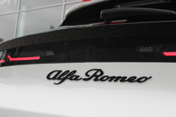 Alfa Romeo junior 1.2 145PK AUTOMAAT Hybrid IBRIDA SPECIALE | PANORAMA SCHUIF/KANTEL DAK | AFNEEMBARE TREKHAAK | TECHNO PACK: LED MATRIX KOPLAMPEN/AUTOMATISCH DIMMENDE BINNENSPIEGEL/DRAADLOZE TELEFOONLADER/ELEKTRISCH VERSTELBARE EN VERWARMBARE ZIJSPIEGELS MET DODEHOEK DETECTIE, ELEKTRISCH INKLAPBAAR/NAVIGATIE/HANDS-FREE ACHTERKLEP/KEYLESS ENTRY/USB TYPE C/ADAPTIVE CRUISE CONTROL MET LANE CENTERING EN FILE-ASSISTENT/ACHTERUITRIJ CAMERA MET DYNAMISCHE RIJLIJNEN/AUDIOSYSTEEM MET 6 SPEAKERS | PREMIUM PACK: "SPIGA" STOFFEN/ECOLEDER BEKLEDING MET RODE ACCENTEN - 6-VOUDIG ELEKTRISCH VERSTELBAR