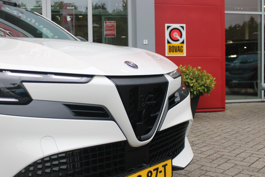 Alfa Romeo junior 1.2 145PK AUTOMAAT Hybrid IBRIDA SPECIALE | PANORAMA SCHUIF/KANTEL DAK | AFNEEMBARE TREKHAAK | TECHNO PACK: LED MATRIX KOPLAMPEN/AUTOMATISCH DIMMENDE BINNENSPIEGEL/DRAADLOZE TELEFOONLADER/ELEKTRISCH VERSTELBARE EN VERWARMBARE ZIJSPIEGELS MET DODEHOEK DETECTIE, ELEKTRISCH INKLAPBAAR/NAVIGATIE/HANDS-FREE ACHTERKLEP/KEYLESS ENTRY/USB TYPE C/ADAPTIVE CRUISE CONTROL MET LANE CENTERING EN FILE-ASSISTENT/ACHTERUITRIJ CAMERA MET DYNAMISCHE RIJLIJNEN/AUDIOSYSTEEM MET 6 SPEAKERS | PREMIUM PACK: "SPIGA" STOFFEN/ECOLEDER BEKLEDING MET RODE ACCENTEN - 6-VOUDIG ELEKTRISCH VERSTELBAR