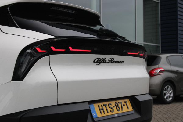Alfa Romeo junior 1.2 145PK AUTOMAAT Hybrid IBRIDA SPECIALE | PANORAMA SCHUIF/KANTEL DAK | AFNEEMBARE TREKHAAK | TECHNO PACK: LED MATRIX KOPLAMPEN/AUTOMATISCH DIMMENDE BINNENSPIEGEL/DRAADLOZE TELEFOONLADER/ELEKTRISCH VERSTELBARE EN VERWARMBARE ZIJSPIEGELS MET DODEHOEK DETECTIE, ELEKTRISCH INKLAPBAAR/NAVIGATIE/HANDS-FREE ACHTERKLEP/KEYLESS ENTRY/USB TYPE C/ADAPTIVE CRUISE CONTROL MET LANE CENTERING EN FILE-ASSISTENT/ACHTERUITRIJ CAMERA MET DYNAMISCHE RIJLIJNEN/AUDIOSYSTEEM MET 6 SPEAKERS | PREMIUM PACK: "SPIGA" STOFFEN/ECOLEDER BEKLEDING MET RODE ACCENTEN - 6-VOUDIG ELEKTRISCH VERSTELBAR