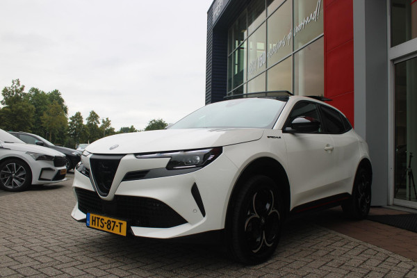 Alfa Romeo junior 1.2 145PK AUTOMAAT Hybrid IBRIDA SPECIALE | PANORAMA SCHUIF/KANTEL DAK | AFNEEMBARE TREKHAAK | TECHNO PACK: LED MATRIX KOPLAMPEN/AUTOMATISCH DIMMENDE BINNENSPIEGEL/DRAADLOZE TELEFOONLADER/ELEKTRISCH VERSTELBARE EN VERWARMBARE ZIJSPIEGELS MET DODEHOEK DETECTIE, ELEKTRISCH INKLAPBAAR/NAVIGATIE/HANDS-FREE ACHTERKLEP/KEYLESS ENTRY/USB TYPE C/ADAPTIVE CRUISE CONTROL MET LANE CENTERING EN FILE-ASSISTENT/ACHTERUITRIJ CAMERA MET DYNAMISCHE RIJLIJNEN/AUDIOSYSTEEM MET 6 SPEAKERS | PREMIUM PACK: "SPIGA" STOFFEN/ECOLEDER BEKLEDING MET RODE ACCENTEN - 6-VOUDIG ELEKTRISCH VERSTELBAR
