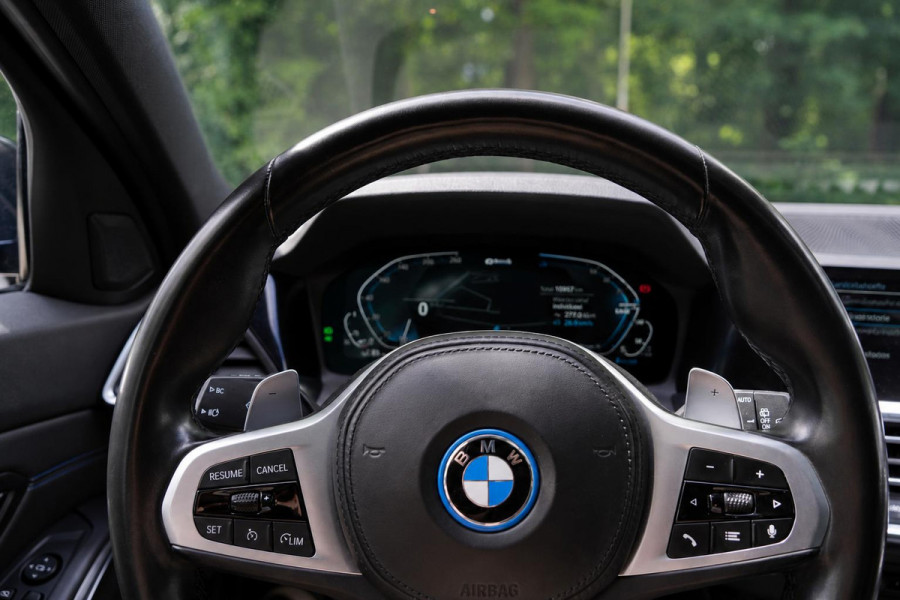 BMW 3 Serie Touring 330e M-Sport | Pano | Trekhaak | 360 camera