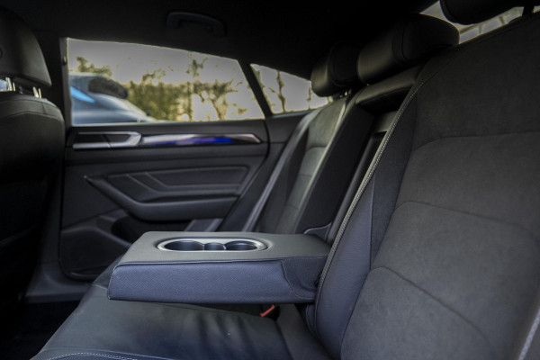 Volkswagen Arteon 2.0 TDI R-Line Business+ IQ Light | Elek Trekhaak | Navigatie | Camera | Dsg