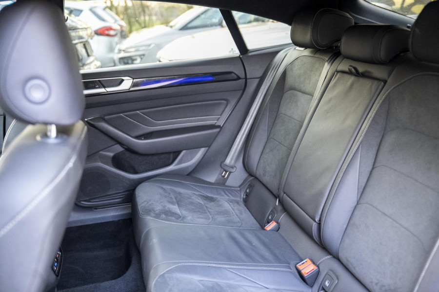 Volkswagen Arteon 2.0 TDI R-Line Business+ IQ Light | Elek Trekhaak | Navigatie | Camera | Dsg