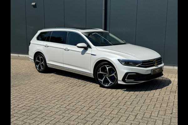 Volkswagen Passat Variant 1.4 TSI * Panoramadak * Stoelen met geheugen * Trekhaak *