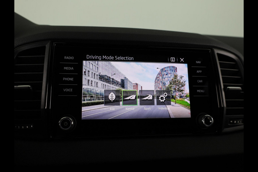 Škoda Karoq Sportline Ultimate 1.5 TSI ACT 150 pk 7 versn. DSG | Wegklapbare Trekhaak | Travel Assist Pakket Plus | Virual Pedal | 19 Inch Velgen Sagitarius