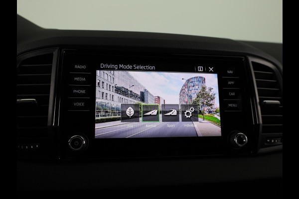Škoda Karoq Sportline Ultimate 1.5 TSI ACT 150 pk 7 versn. DSG | Wegklapbare Trekhaak | Travel Assist Pakket Plus | Virual Pedal | 19 Inch Velgen Sagitarius