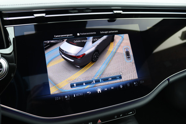 Mercedes-Benz E-Klasse 400 e 4MATIC AMG Line | Luchtvering | Achterasbesturing | Hyperscreen | Distronic+ | Trekhaak | Digital Light | HUD | Burmester | Achterbank Verwarmd |3D-Display |