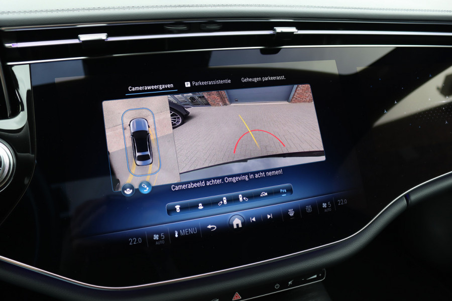 Mercedes-Benz E-Klasse 400 e 4MATIC AMG Line | Luchtvering | Achterasbesturing | Hyperscreen | Distronic+ | Trekhaak | Digital Light | HUD | Burmester | Achterbank Verwarmd |3D-Display |