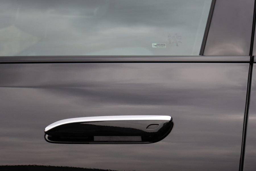 Mercedes-Benz E-Klasse 400 e 4MATIC AMG Line | Luchtvering | Achterasbesturing | Hyperscreen | Distronic+ | Trekhaak | Digital Light | HUD | Burmester | Achterbank Verwarmd |3D-Display |