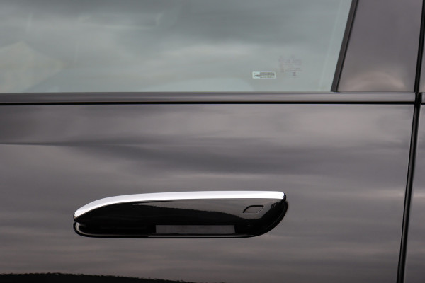 Mercedes-Benz E-Klasse 400 e 4MATIC AMG Line | Luchtvering | Achterasbesturing | Hyperscreen | Distronic+ | Trekhaak | Digital Light | HUD | Burmester | Achterbank Verwarmd |3D-Display |