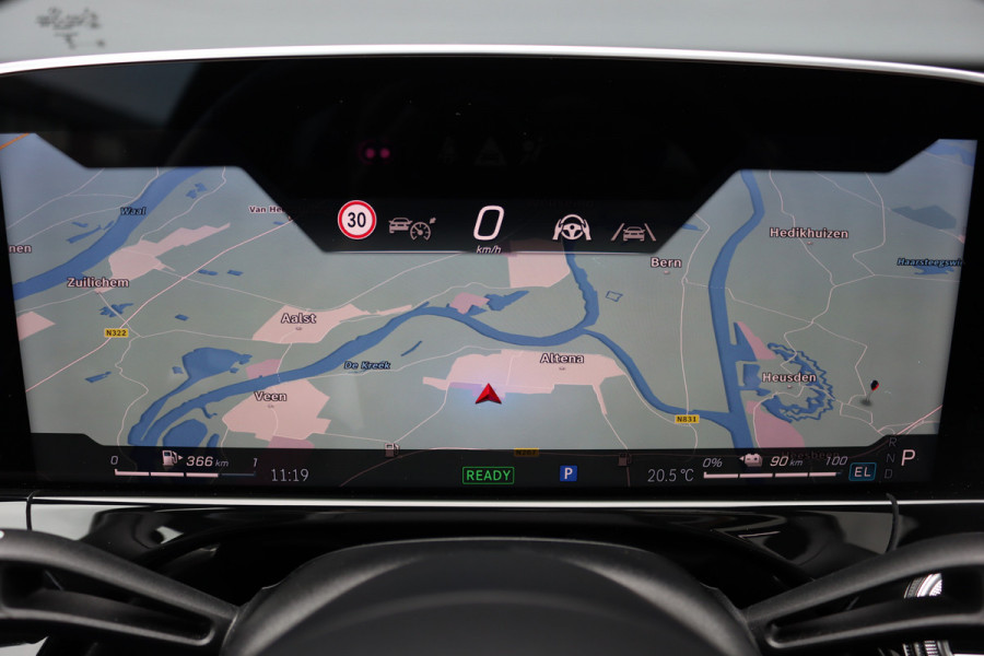 Mercedes-Benz E-Klasse 400 e 4MATIC AMG Line | Luchtvering | Achterasbesturing | Hyperscreen | Distronic+ | Trekhaak | Digital Light | HUD | Burmester | Achterbank Verwarmd |3D-Display |
