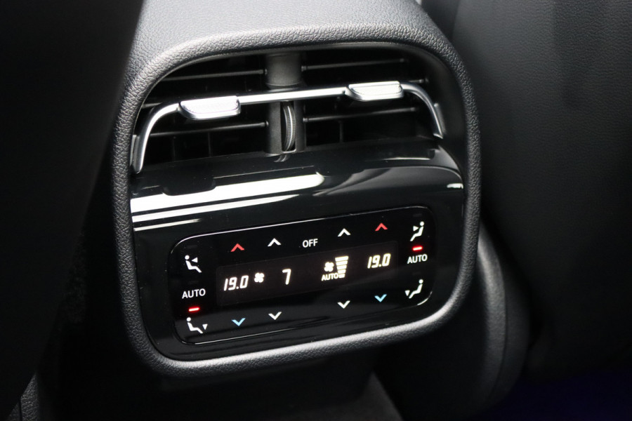 Mercedes-Benz E-Klasse 400 e 4MATIC AMG Line | Luchtvering | Achterasbesturing | Hyperscreen | Distronic+ | Trekhaak | Digital Light | HUD | Burmester | Achterbank Verwarmd |3D-Display |