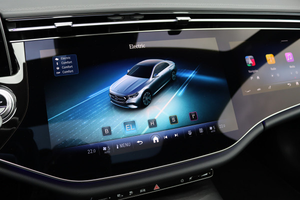 Mercedes-Benz E-Klasse 400 e 4MATIC AMG Line | Luchtvering | Achterasbesturing | Hyperscreen | Distronic+ | Trekhaak | Digital Light | HUD | Burmester | Achterbank Verwarmd |3D-Display |