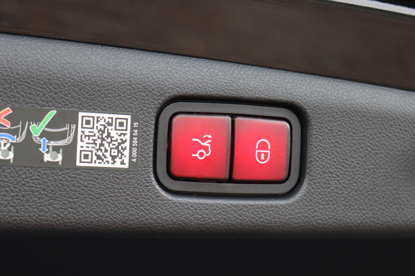 Mercedes-Benz E-Klasse 400 e 4MATIC AMG Line | Luchtvering | Achterasbesturing | Hyperscreen | Distronic+ | Trekhaak | Digital Light | HUD | Burmester | Achterbank Verwarmd |3D-Display |