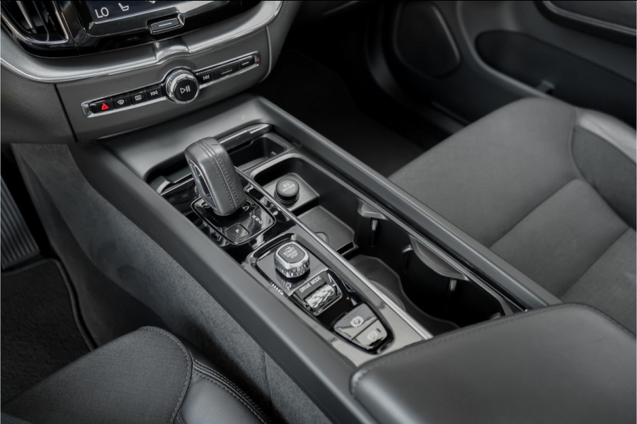 Volvo XC60 2.0 B5 Momentum Pro ACC HUD Pano Elek Trekhaak Ori NL 1e Eig