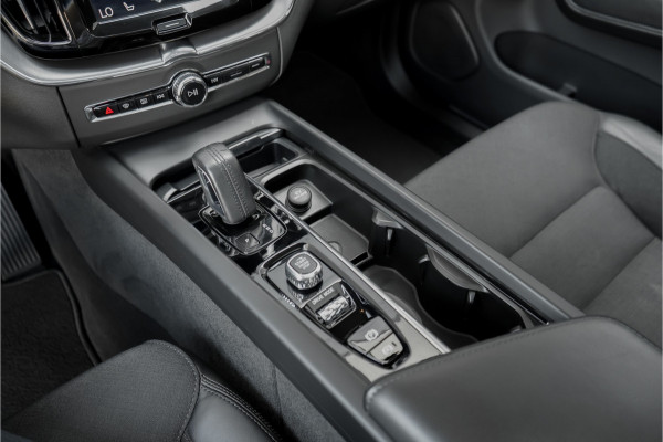 Volvo XC60 2.0 B5 Momentum Pro ACC HUD Pano Elek Trekhaak Ori NL 1e Eig