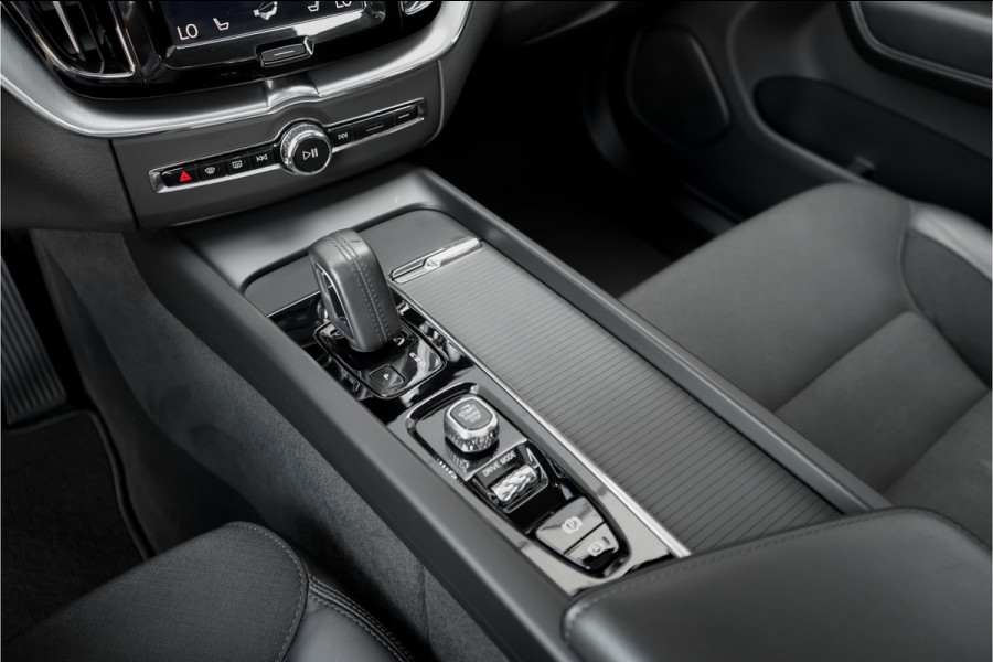 Volvo XC60 2.0 B5 Momentum Pro ACC HUD Pano Elek Trekhaak Ori NL 1e Eig
