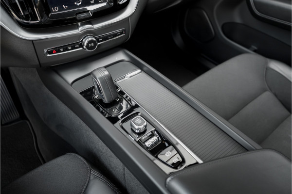 Volvo XC60 2.0 B5 Momentum Pro ACC HUD Pano Elek Trekhaak Ori NL 1e Eig