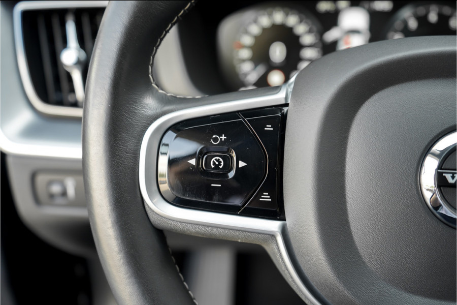 Volvo XC60 2.0 B5 Momentum Pro ACC HUD Pano Elek Trekhaak Ori NL 1e Eig