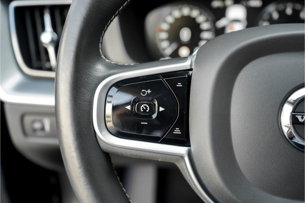 Volvo XC60 2.0 B5 Momentum Pro ACC HUD Pano Elek Trekhaak Ori NL 1e Eig