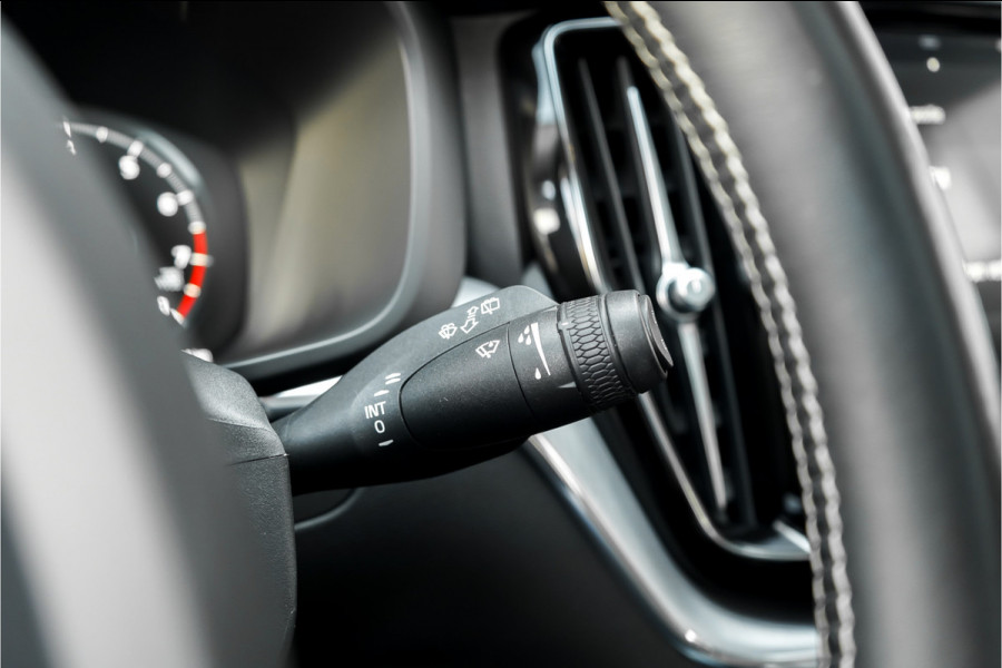 Volvo XC60 2.0 B5 Momentum Pro ACC HUD Pano Elek Trekhaak Ori NL 1e Eig