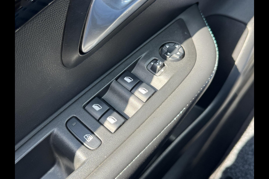 Peugeot 208 1.2 PureTech Allure | 100pk! | Rijklaar geleverd incl onderhoudsbeurt en 12 maanden BOVAG garantie! |