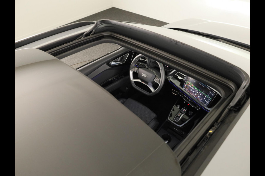 Audi Q4 e-tron 45 quattro S Edition Competition 82 kWh 286pk | Glazen panoramadak | Optiekpakket zwart plus | Assistentiepakket plus | Q4 E-Tron Stylingpakket