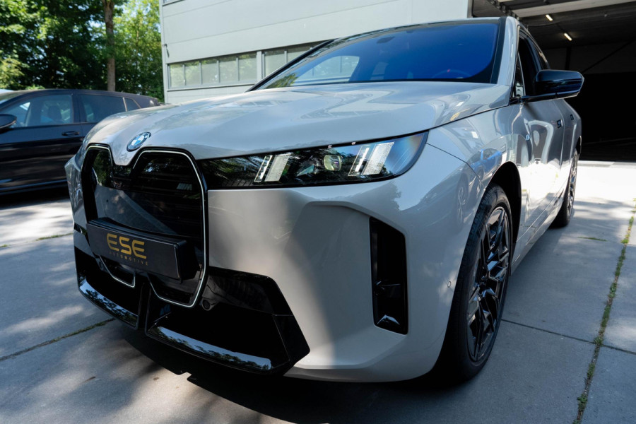 BMW iX xDrive M70 112 kWh | Suite Amido | Snelwegassistent* | 22 kW | 22'' 1027M | Harman/kardon