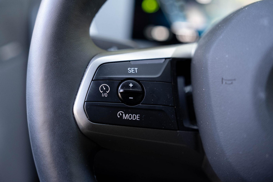 BMW iX xDrive M70 112 kWh | Suite Amido | Snelwegassistent* | 22 kW | 22'' 1027M | Harman/kardon