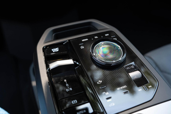 BMW iX xDrive M70 112 kWh | Suite Amido | Snelwegassistent* | 22 kW | 22'' 1027M | Harman/kardon