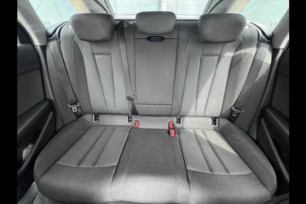 Audi A4 Avant 35 TFSI * Stoelverwarming * Parkeersensoren * Navigatie *